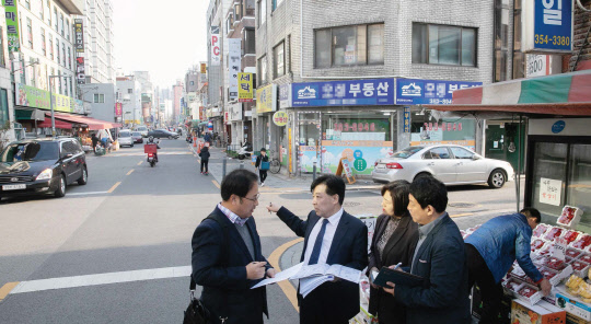 디지털타임스 연중캠페인 '풀뿌리상권 살려내자' 자문위원과 취재진, 은평구청 관계자가 서울 은평구 역촌동 걷고싶은거리 상권을 둘러보며 대책을 논의하고 있다.  박동욱기자 fufus@